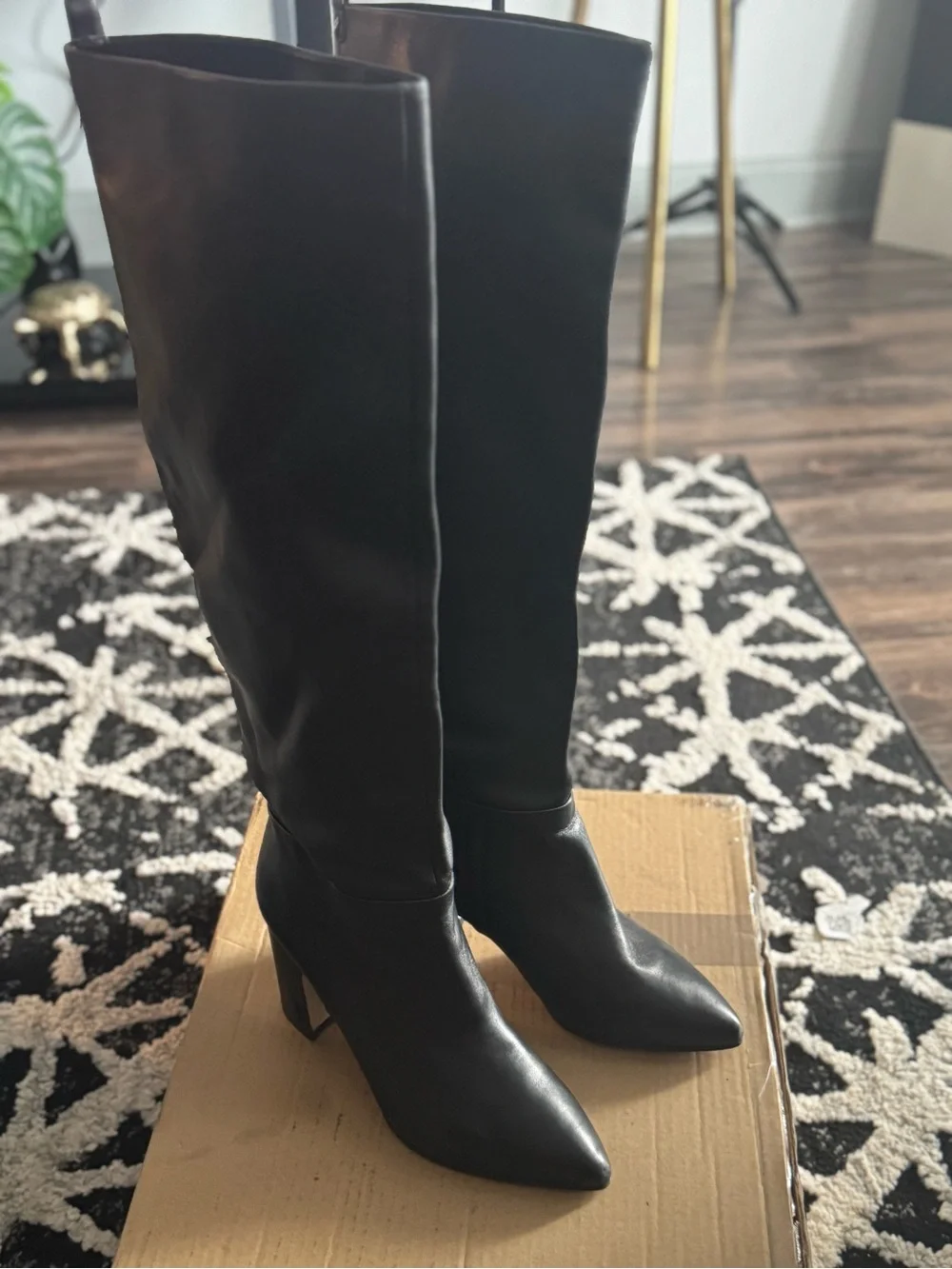 Sam Edelman Classic Black Knee-High Pointed Toe Boots - Women's Fashion size 9